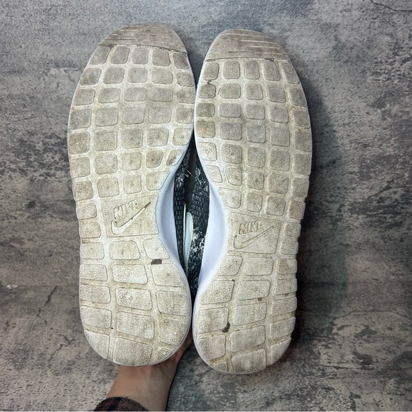 Nike Roshe Run Running Shoes 844958-101 Womens sz 10 - black/white - Picture 5 of 6